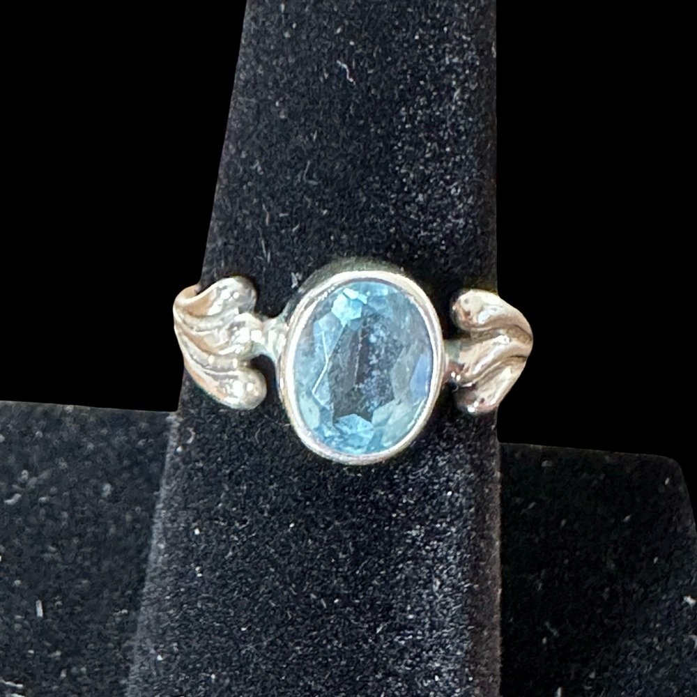 Elegant Silver Ring with Aquamarine Gem